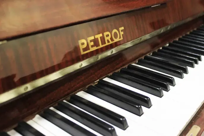PETROF pianinosini sotaman