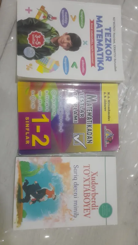 Kitoblar sotiladi.Matematika va Roman zõr kitoblar