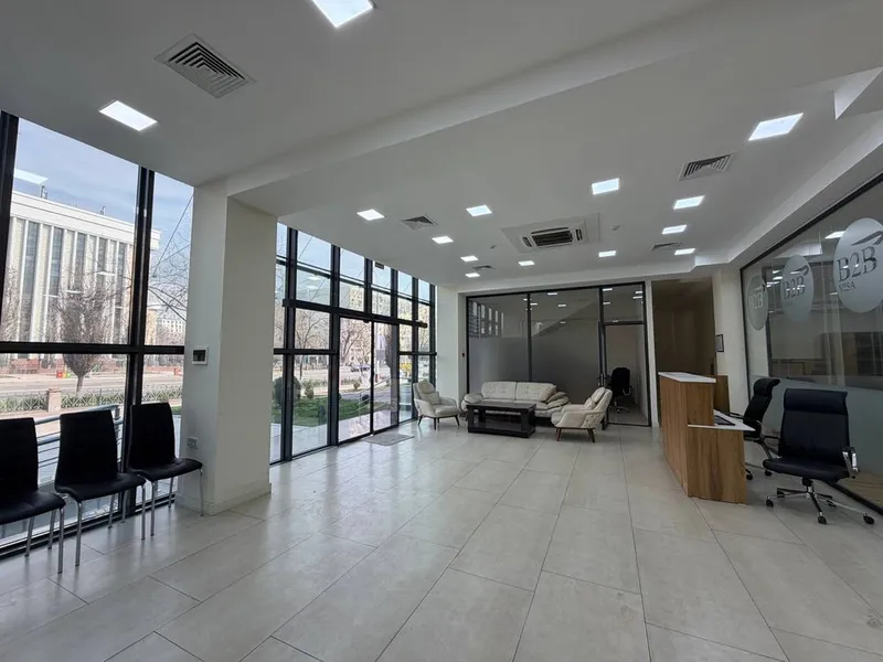 Срочно аренда офис Учебный центр Showroom с мебелью метро Айбек — фото 1