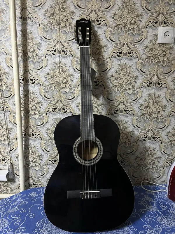 Klassik gitara sotiladi, yaxshi holatda