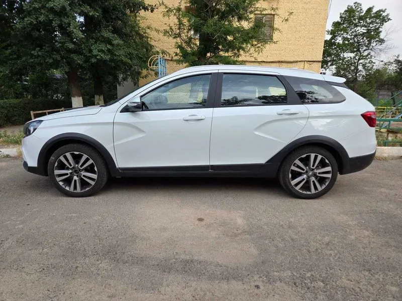 LADA Vesta SW Cross 2021 г.в., вариатор, пробег 7400 км, белая. — фото 6