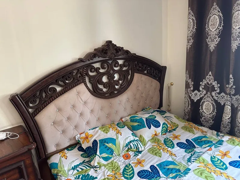Spanli tosh oynasi bilan birga