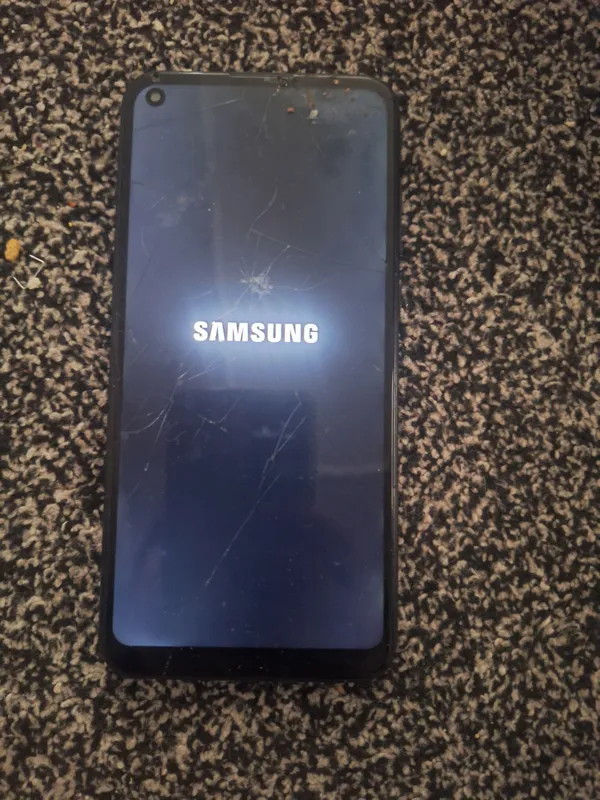 Samsung A11: экран разбит, работает, цена договорная 1