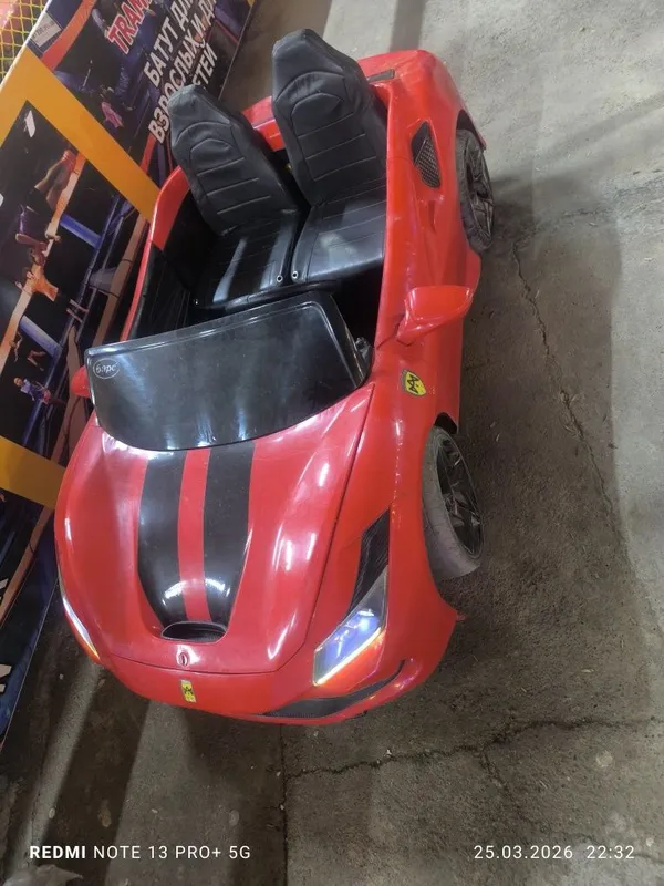 Ferrari детский машина в хорошем состояние грузо подемность 100кг