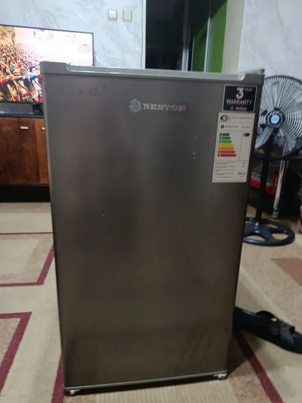 Продам мини холодильник BESTON
