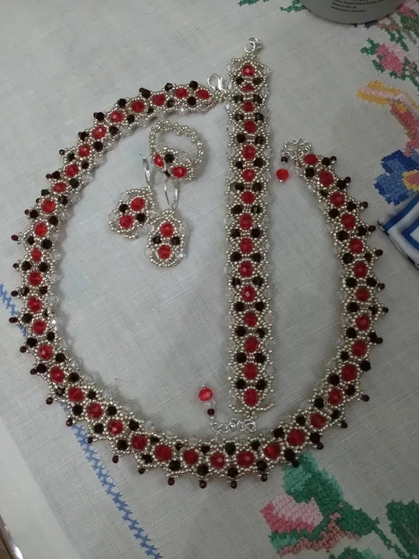 Qo‘lda tayyorlangan munchoqli taqinchoqlar to‘plamlari 3