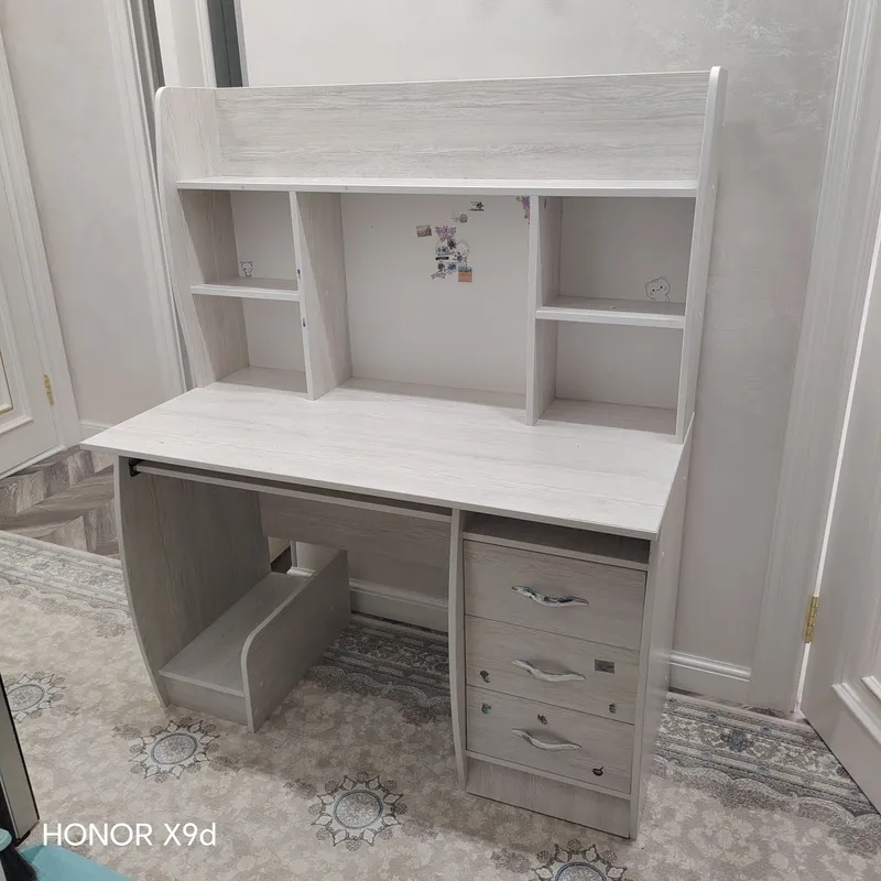 Stol sotiladi 900.000