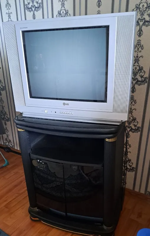 Телевизор LG с тумбой (можно купить один, по 200)