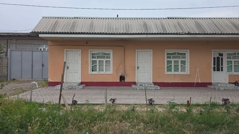 Uy sotiladi 6 sotiq 4 xona uyi bor