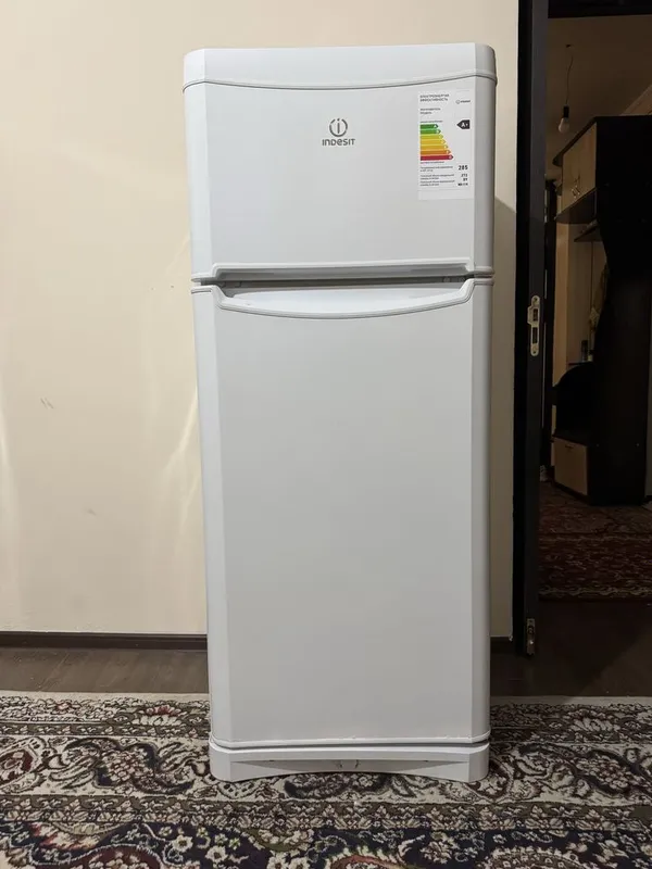 Indesit muzlatgichi sotiladi