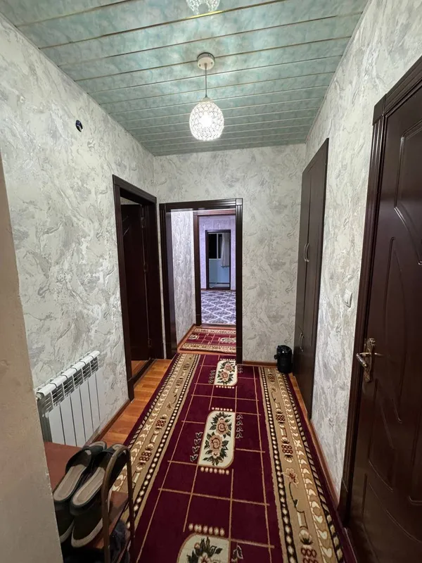 Bobur ko‘chasida ta’mirlangan 3 xonali kvartira sotiladi 5