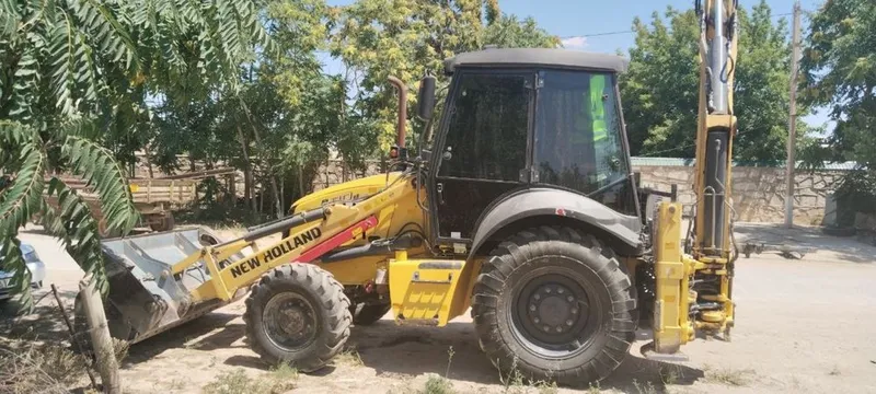 JCB New Holland B90B 3 JCB New Holland B90B 3