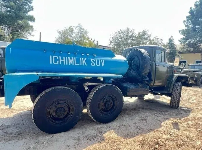 Ichimlik suvi tashish uchun mashina