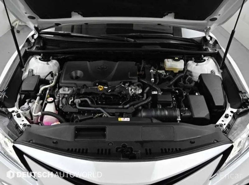 Toyota Camry 2.5 XLE Hybrid 2