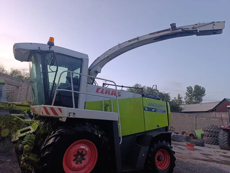 Ягуар 850, йили 2011 маккажухори слёс урадиган комбайн 1 Ягуар 850, йили 2011 маккажухори слёс урадиган комбайн 1