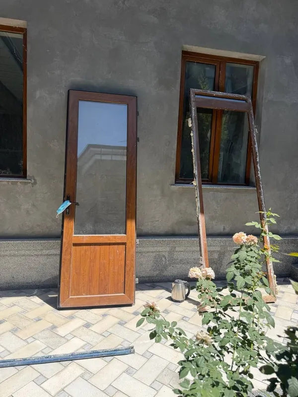 A'lo holatdagi akfa eshik sotiladi . Razmeri 90/265 1