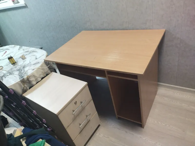 Продаю стол и тумбочку 2 Продаю стол и тумбочку 2