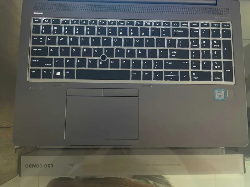 HP ZBook 15u Intel Core i7-8650U, 16 GB tezkor xotira, 256 GB SSD 4 HP ZBook 15u Intel Core i7-8650U, 16 GB tezkor xotira, 256 GB SSD 4
