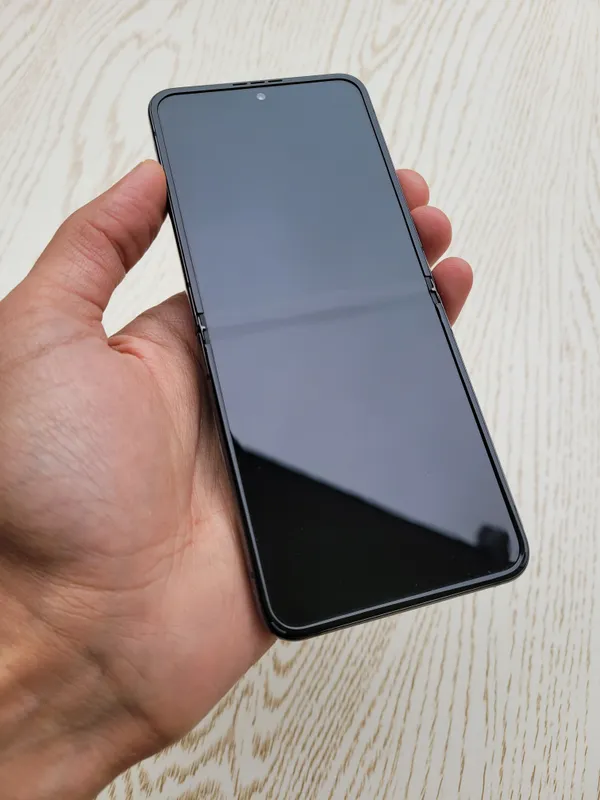 Samsung Galaxy Z Flip 4. Hotira 8/256 GB. Black 3 Samsung Galaxy Z Flip 4. Hotira 8/256 GB. Black 3