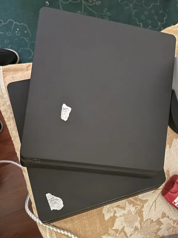 Playstation 4 lar sotiladi Playstation 4 lar sotiladi