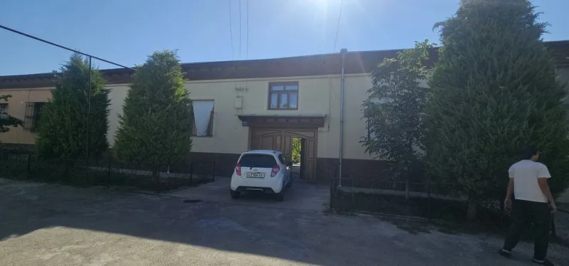 Zangiota tumani tarnov baliqchida uy sotiladi 8 sotik suv gaz svet bor 10