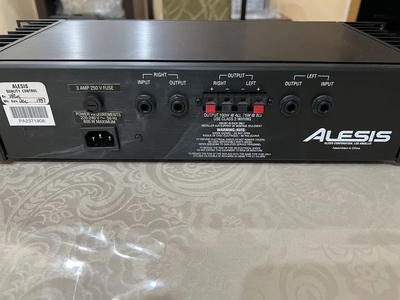 Студийный двухканальный усилитель-Alesis RA-100 4 Студийный двухканальный усилитель-Alesis RA-100 4
