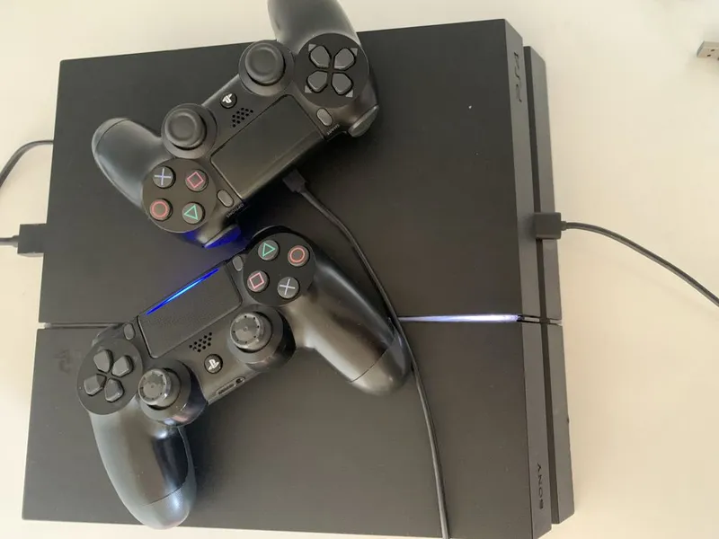 Playstation 4/ 1Tb hotira/ 2 ta joystick
