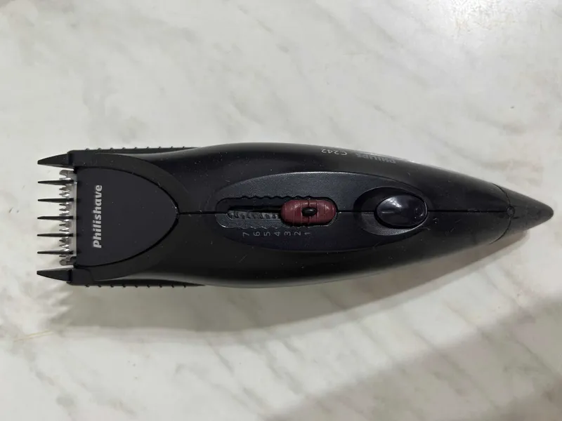 Машинка для стрижки волос | Триммер Philips C242 (продаю на запчасти) — фото 1