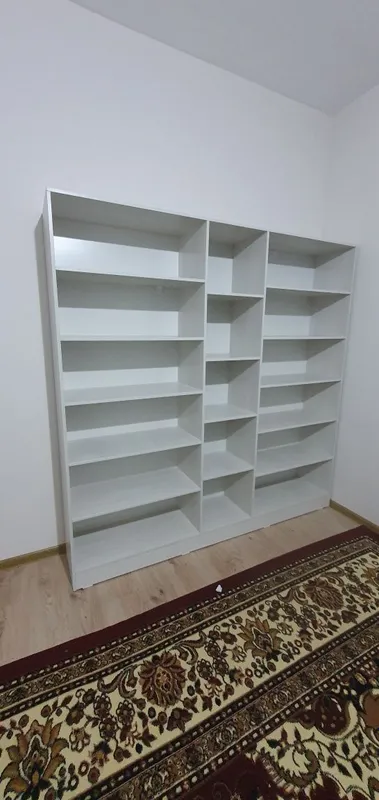 Kitoblar va buyumlar uchun maxsus javon
