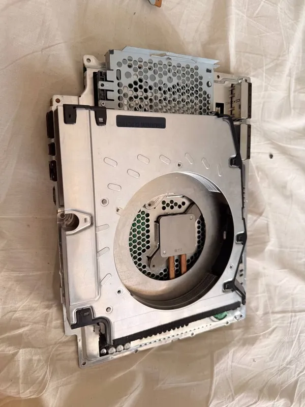 PS3 Slim ehtiyot qismlarga (razbor) - privod, korpus, plata PS3 Slim e 1 PS3 Slim ehtiyot qismlarga (razbor) - privod, korpus, plata PS3 Slim e 1