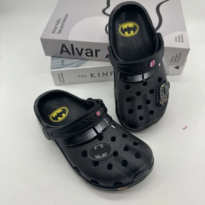 тапочки Crocs x Batman