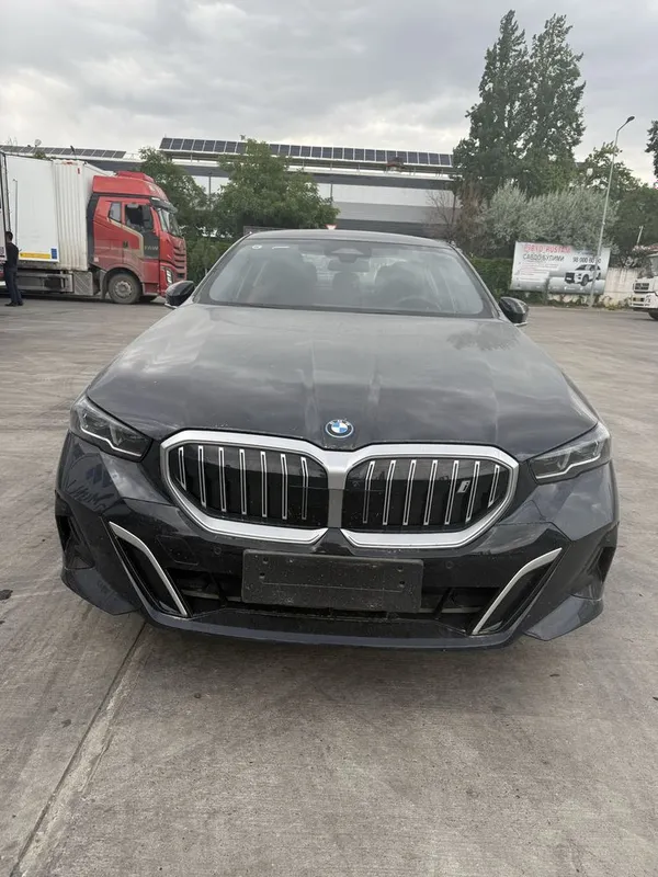 Bmw i5 40L nalichiyada full options