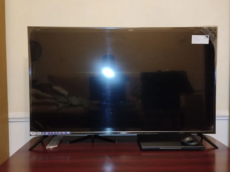 Телевизор SMART TV 4К Yasin LED-50E6000K Б/У 1 Телевизор SMART TV 4К Yasin LED-50E6000K Б/У 1