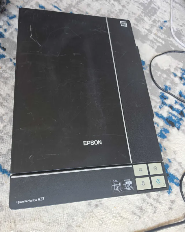 Epson V 37 Skaner Tiniq yangiday turibti Srochno 1 Epson V 37 Skaner Tiniq yangiday turibti Srochno 1