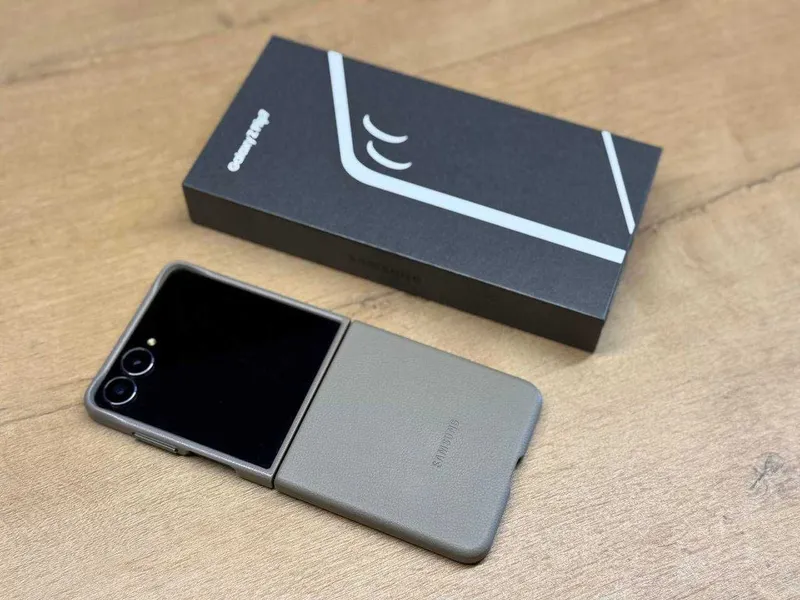 Samsung Galaxy Z Flip 7, как новый, чёрный цвет, память 512 GB. 4 Samsung Galaxy Z Flip 7, как новый, чёрный цвет, память 512 GB. 4