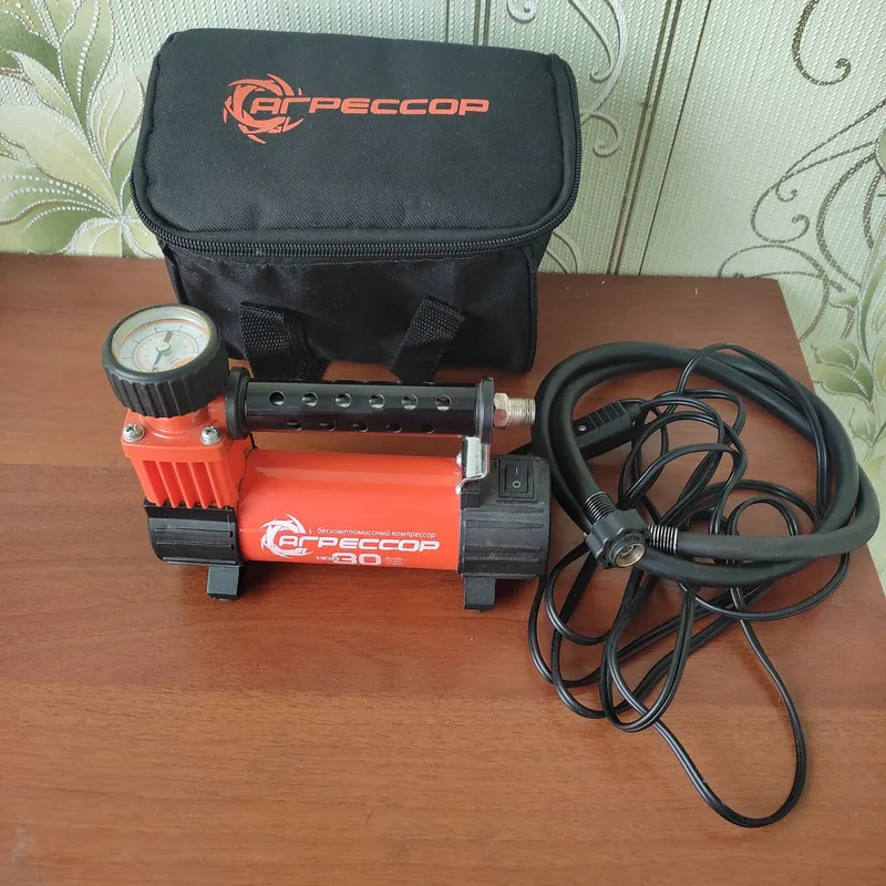 Цифровой компрессор Агрессор,35л/мин( насос для автомобилей)