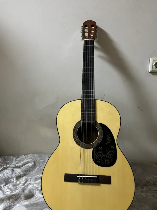 Cort AC100sg neylon gitara sotiladi