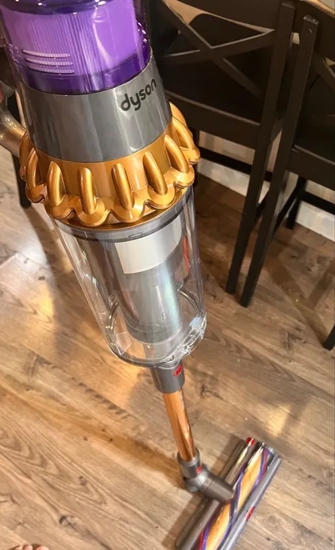 Dyson V15 Detect Absolute — видит пыль, убирает идеально — фото 3