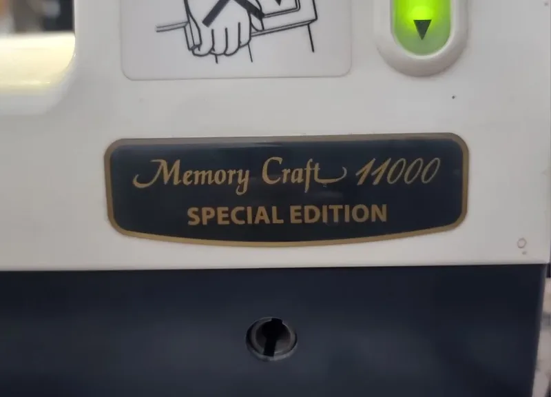 Janome Memory Craft 11000 (Компьютерная швейная машина с экраном) 6