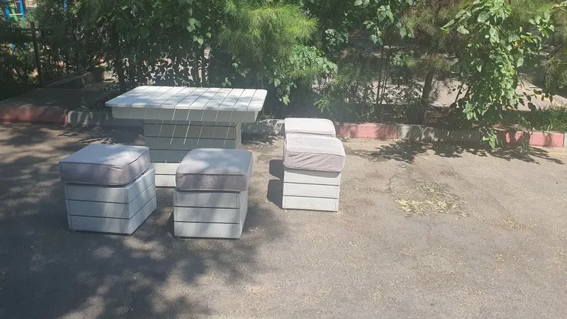 Продам готовый Комплект Стол и 4 табурета с мягким основание 2