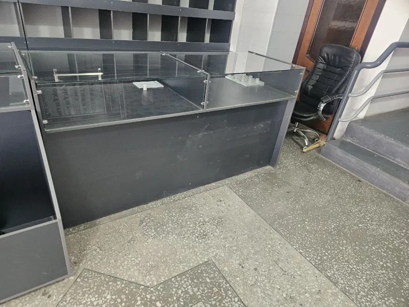 Vitrina mebel sotiladi arzon narxda 2