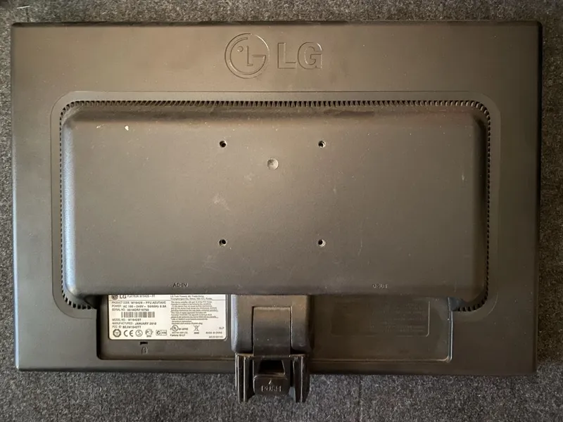 Продаю 2 монитора LG Flatron 1942s 2 Продаю 2 монитора LG Flatron 1942s 2