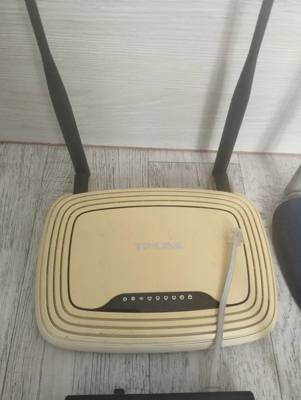wi fi роутер.4штуки.индикатори горять.за все 60тыс 2