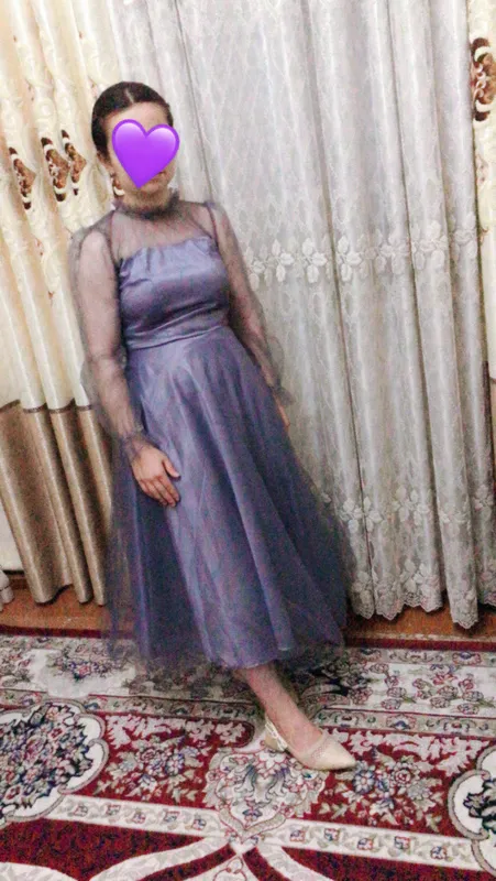 oqshom libosi kiyilgan