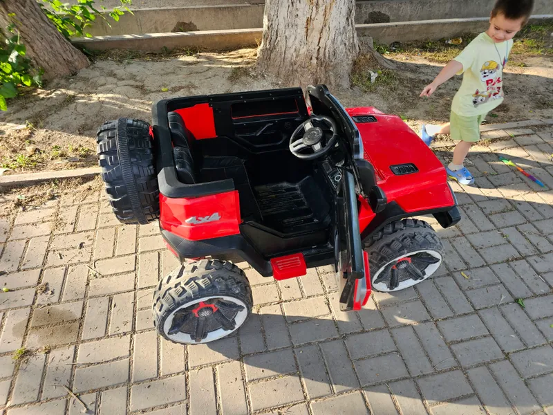 Akkumulyatorda ishlaydigan 4x4 jip. 2