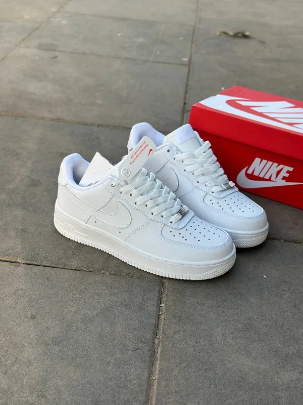 Белые кроссовки Nike, модель Nike Air Force 1 — фото 1 Белые кроссовки Nike, модель Nike Air Force 1 — фото 1
