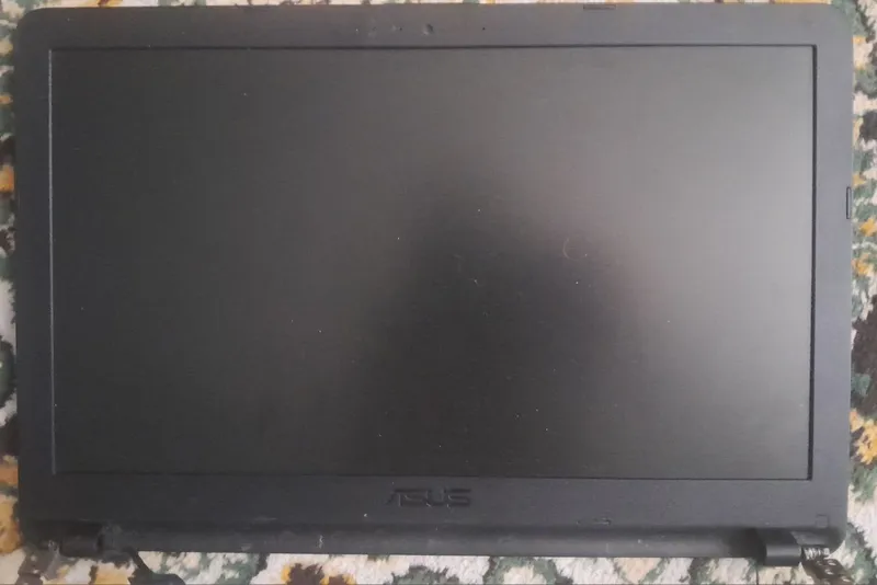Asus noutbukining monitori sotiladi