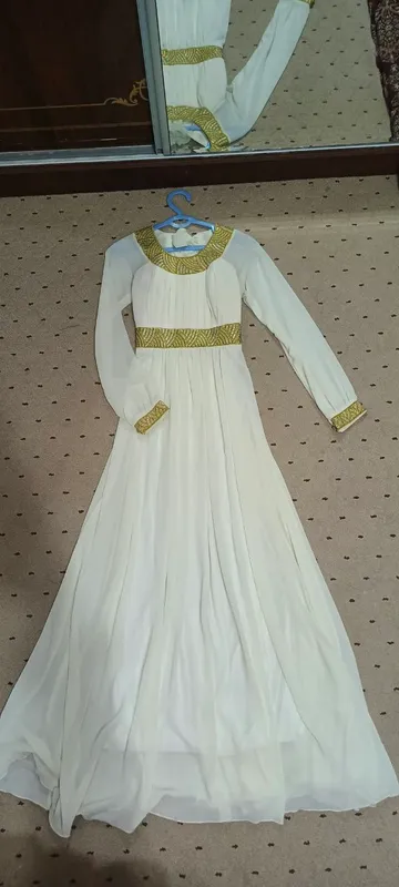 vecherni koylak sotiladi