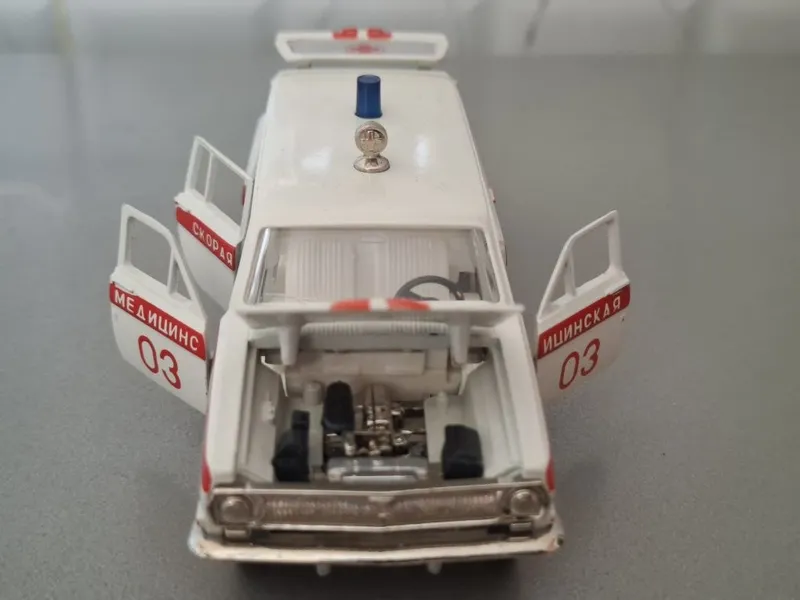 Коллекционная модель ГАЗ 2402 Скорая помощь, масштаб 1:43 — фото 4