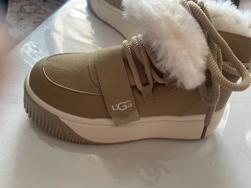 UGG брендовый ботинка новый UGG брендовый ботинка новый